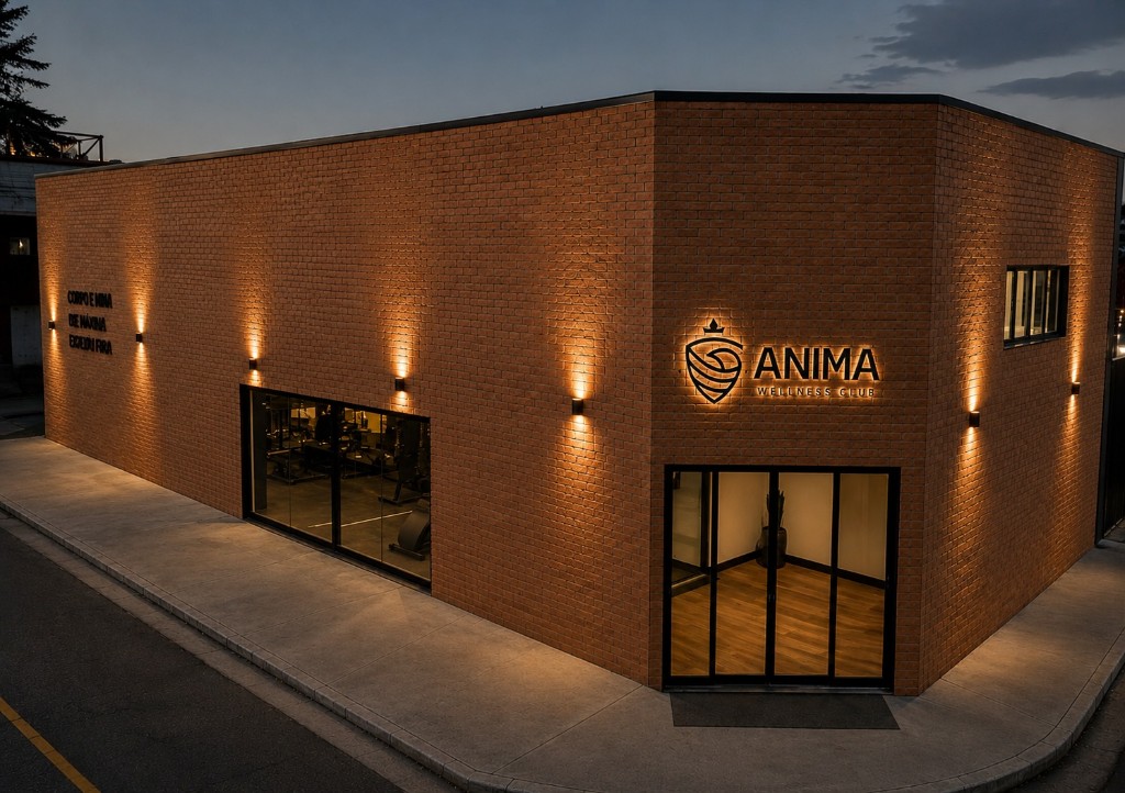 Fachada iluminada do ANIMA Fight Wellness Club ao entardecer